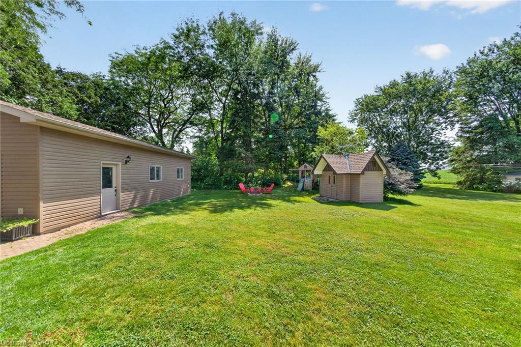 8399 Dickenson Road E Property Photo 4