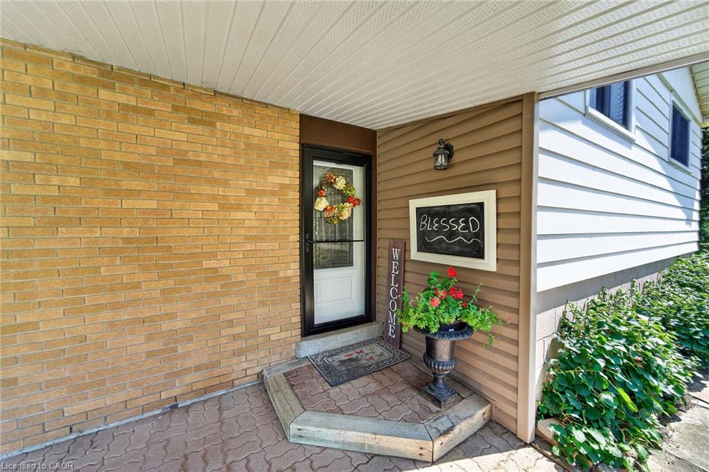 8399 Dickenson Road E Property Photo 6