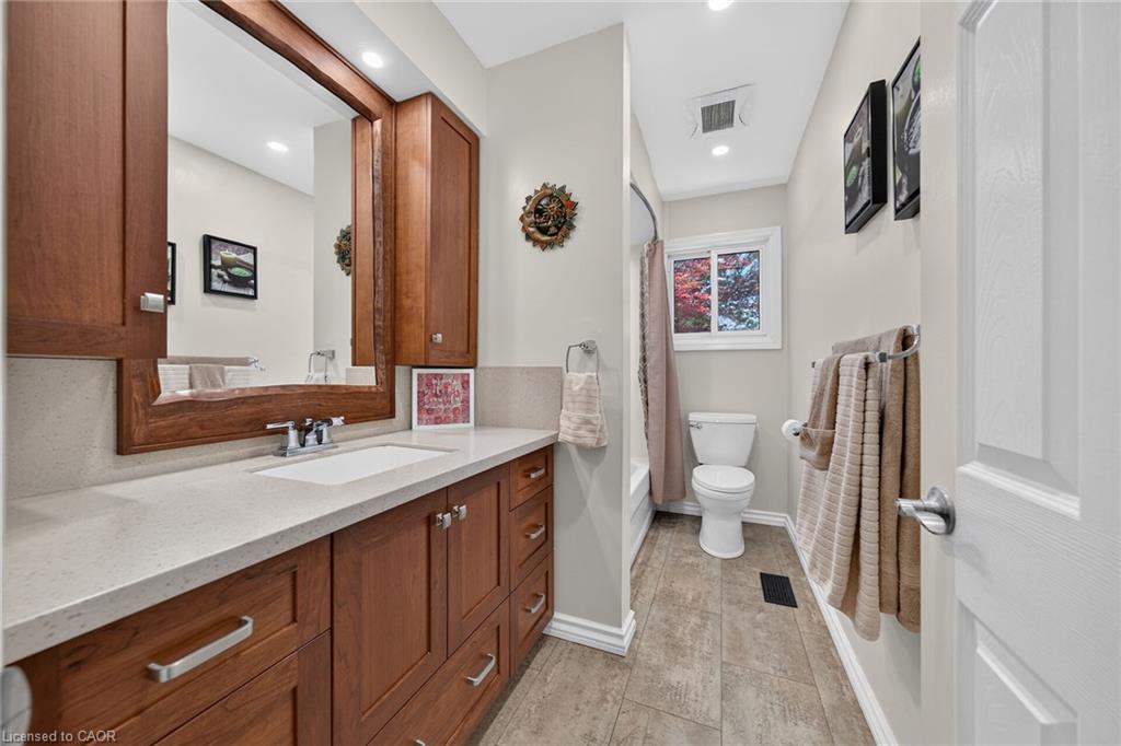 8399 Dickenson Road E Property Photo 23