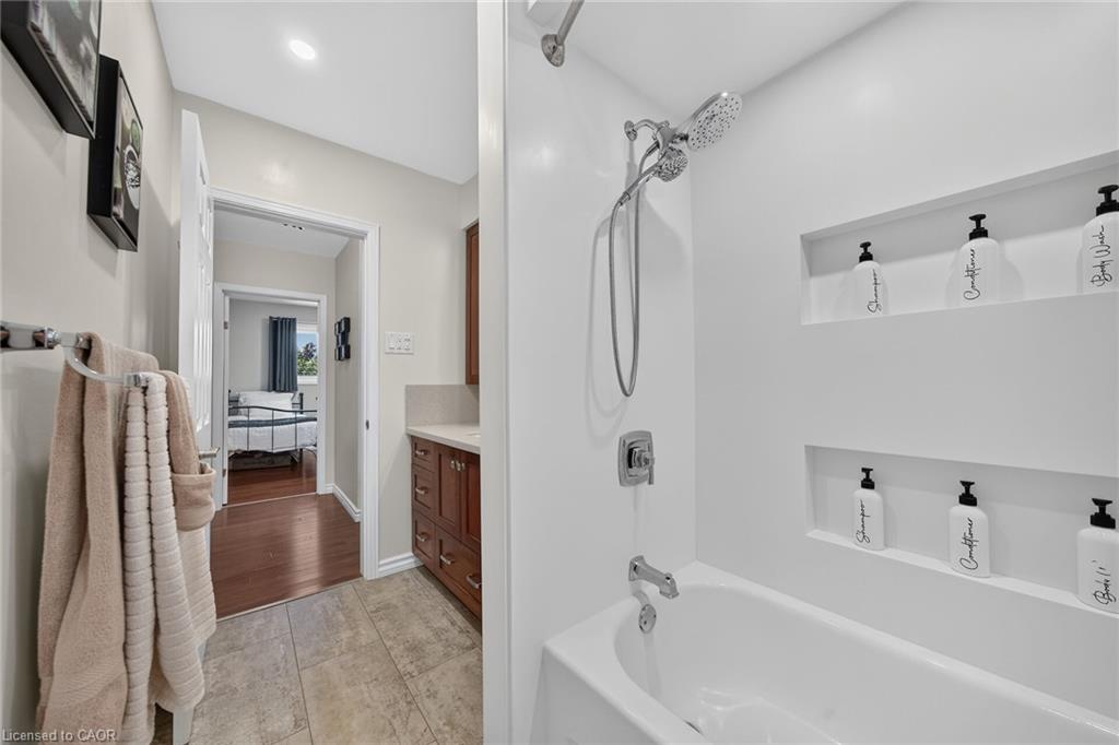 8399 Dickenson Road E Property Photo 25