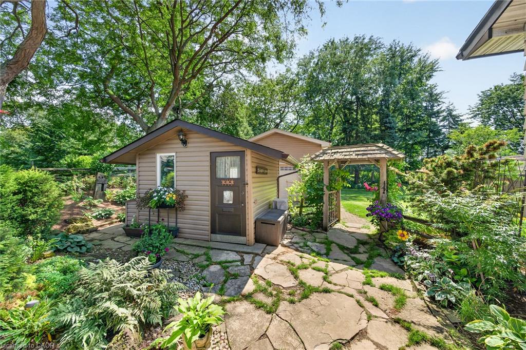 8399 Dickenson Road E Property Photo 42