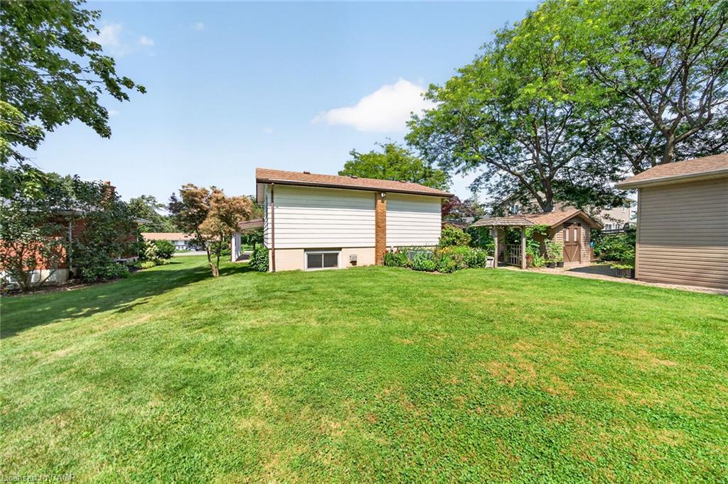 8399 Dickenson Road E Property Photo 47