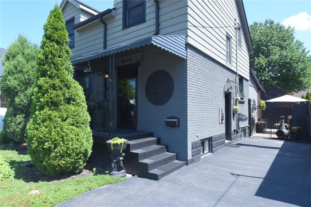 139 Garside Avenue S Property Photo 2