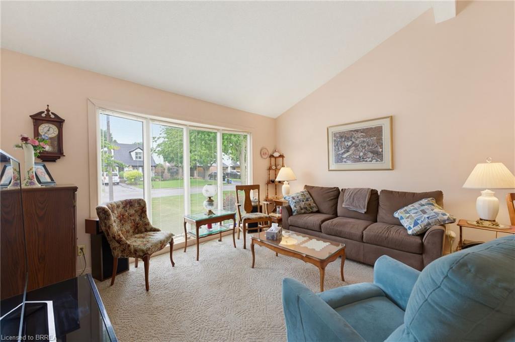 391 Knightsbridge Crescent Property Photo 6