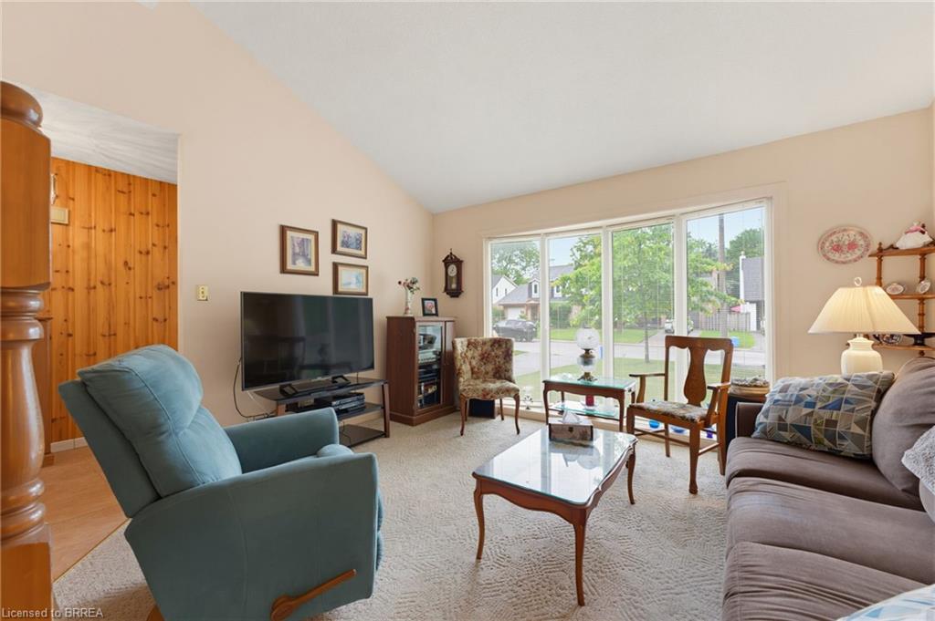 391 Knightsbridge Crescent Property Photo 7
