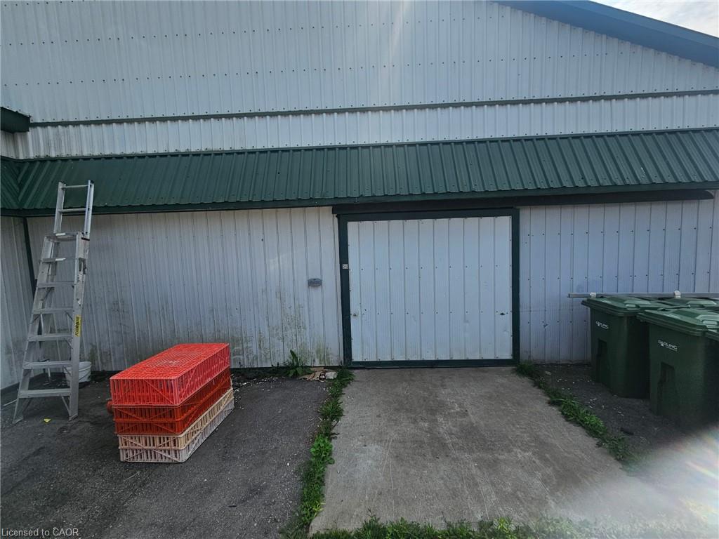 1812 Thompson Road E Property Photo 5
