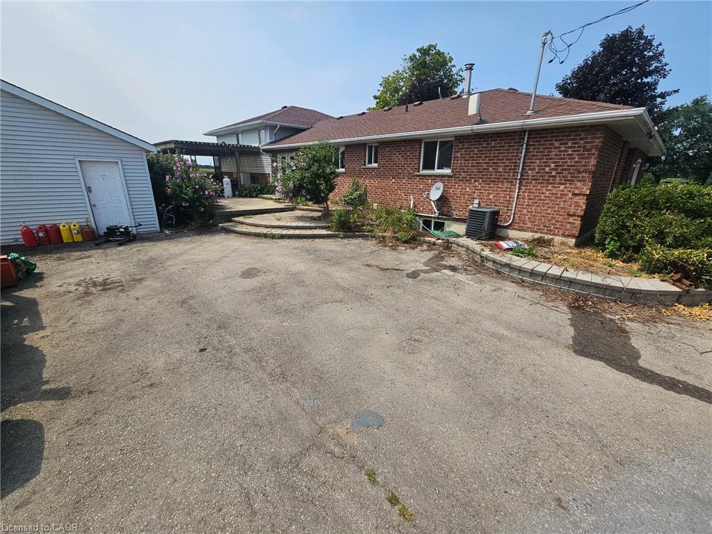1812 Thompson Road E Property Photo 13