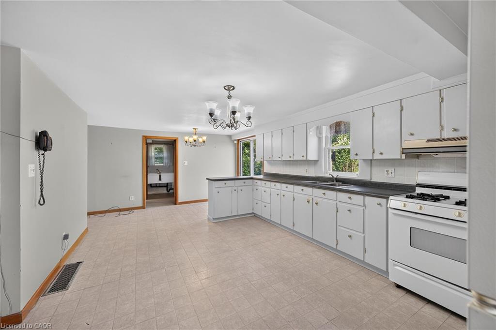 833 Lynn Valley Road Property Photo 11