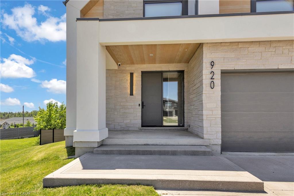 920 Thomas Pedder Court Property Photo 4