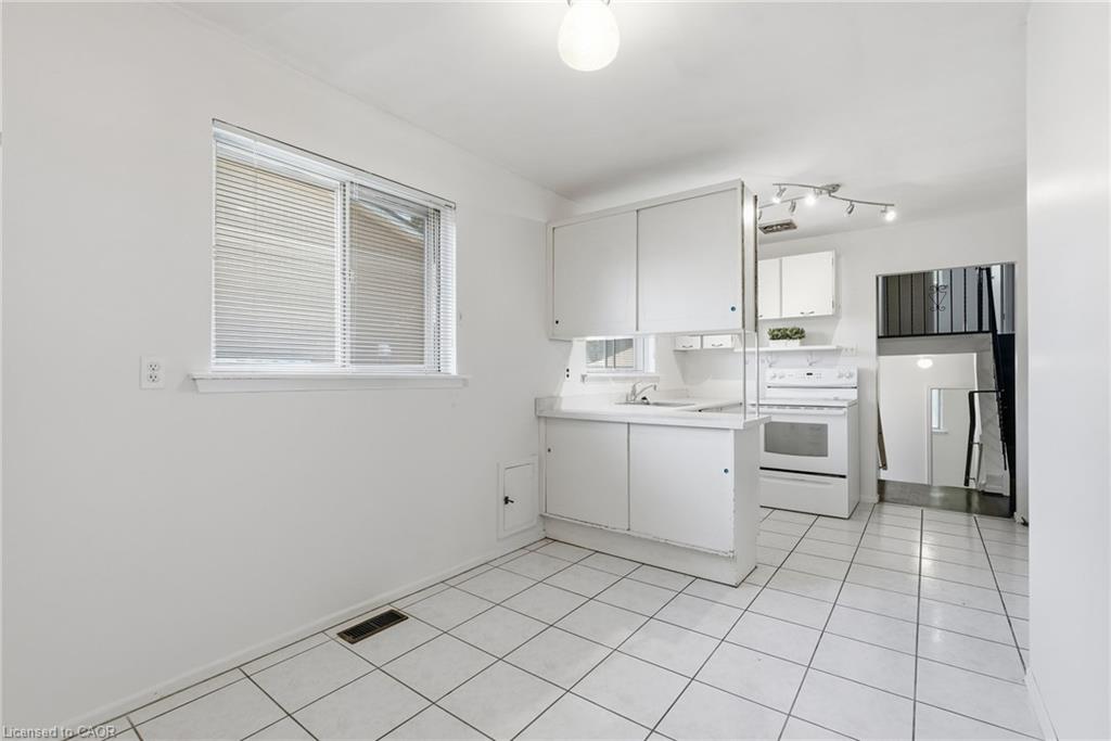 2469 Padstow Crescent Property Photo 4