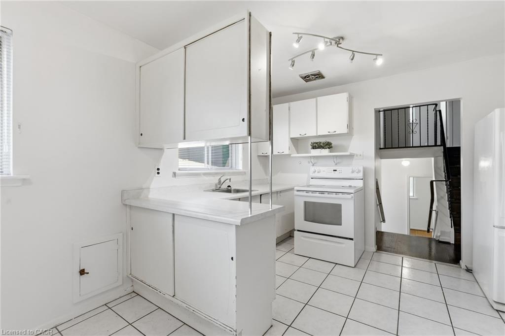 2469 Padstow Crescent Property Photo 8