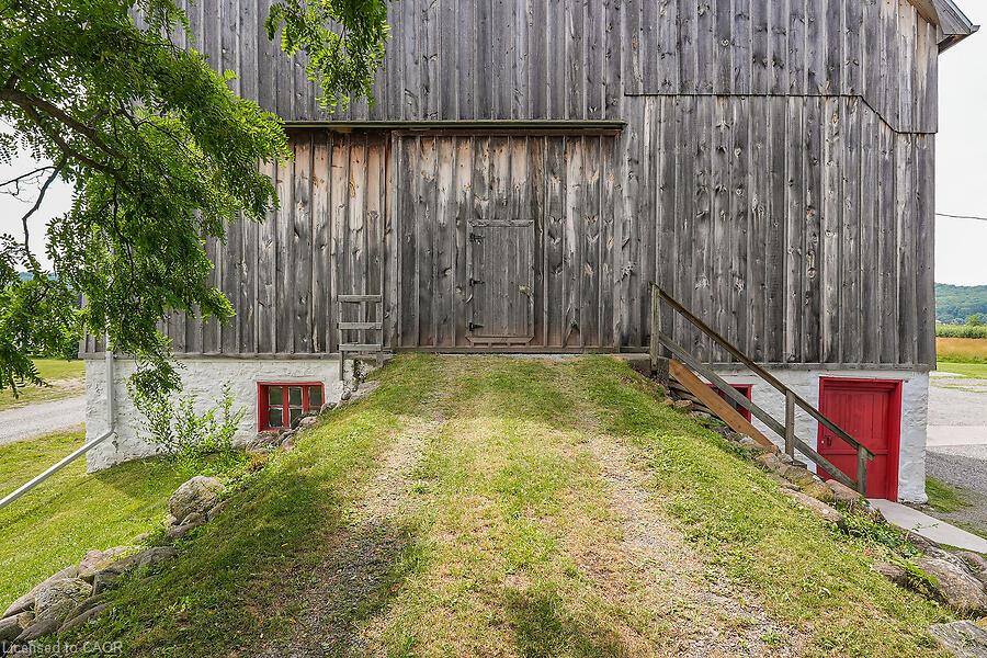 591 Main Street W Property Photo 11