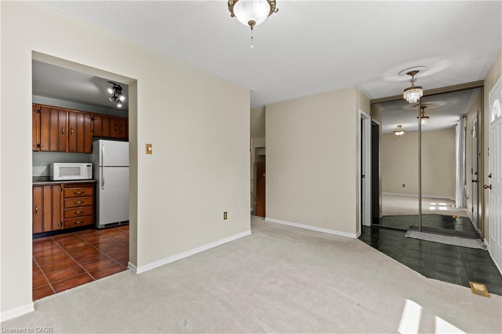 11-2825 Gananoque Drive Property Photo 8