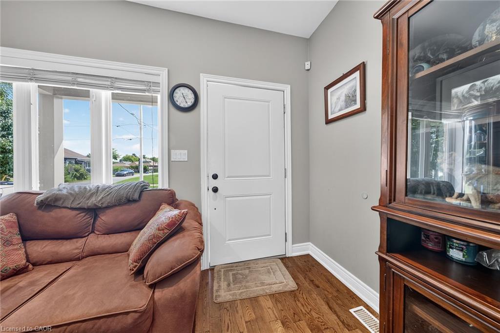 17 Grantham Avenue S Property Photo 4
