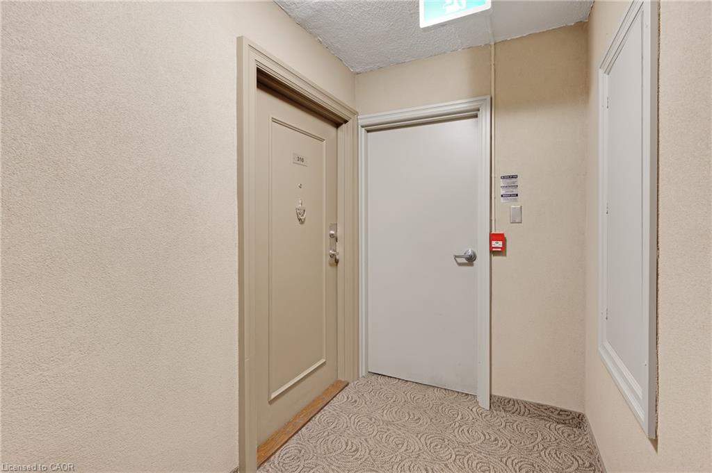 310-975 Warwick Court Property Photo 6