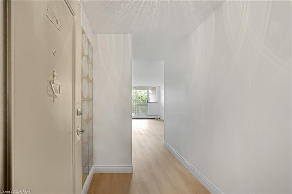 310-975 Warwick Court Property Photo 7