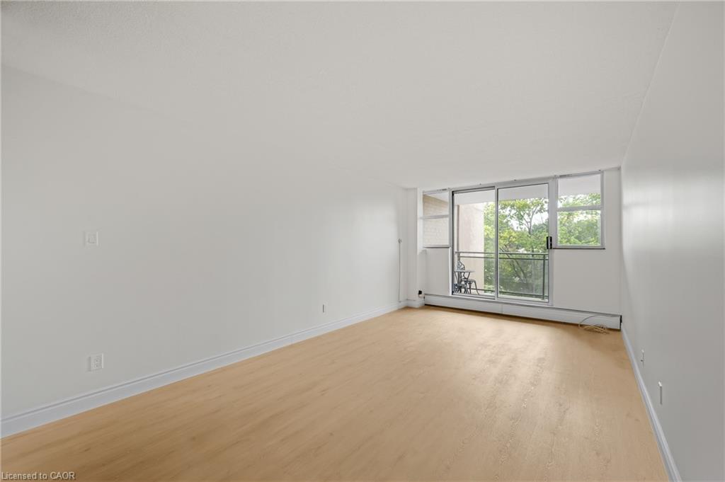 310-975 Warwick Court Property Photo 9