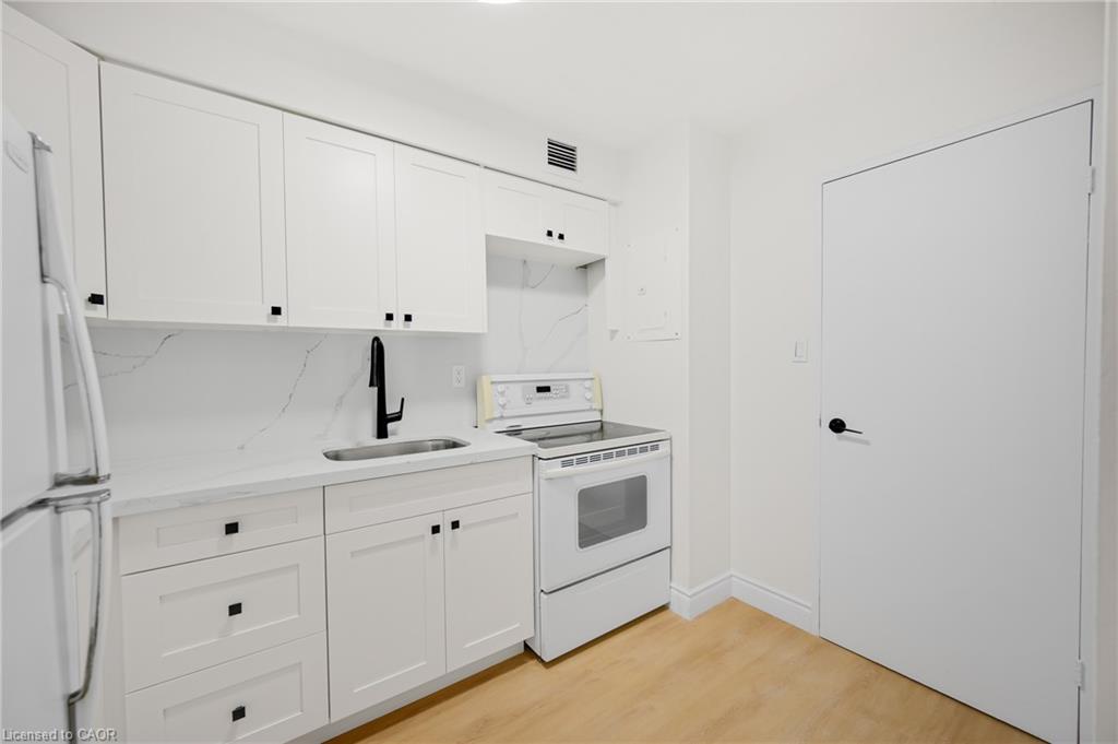 310-975 Warwick Court Property Photo 16