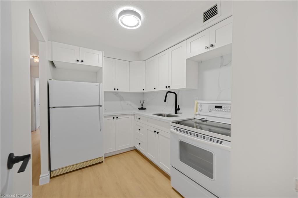 310-975 Warwick Court Property Photo 17
