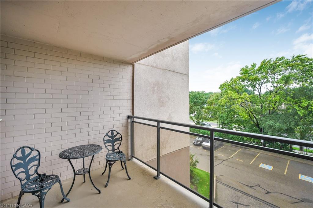 310-975 Warwick Court Property Photo 25