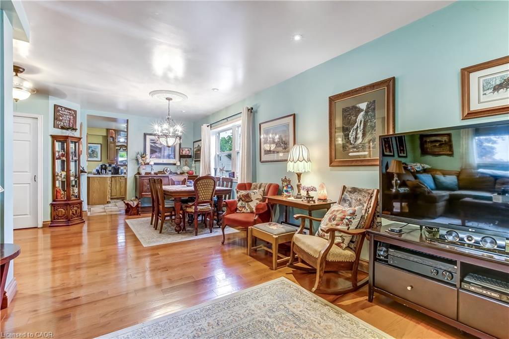 164 Head Street N Property Photo 4