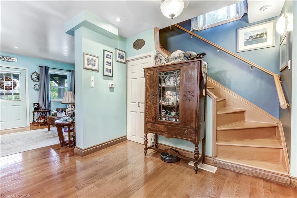 164 Head Street N Property Photo 8