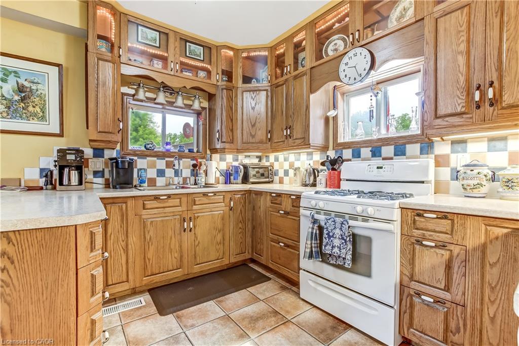 164 Head Street N Property Photo 9