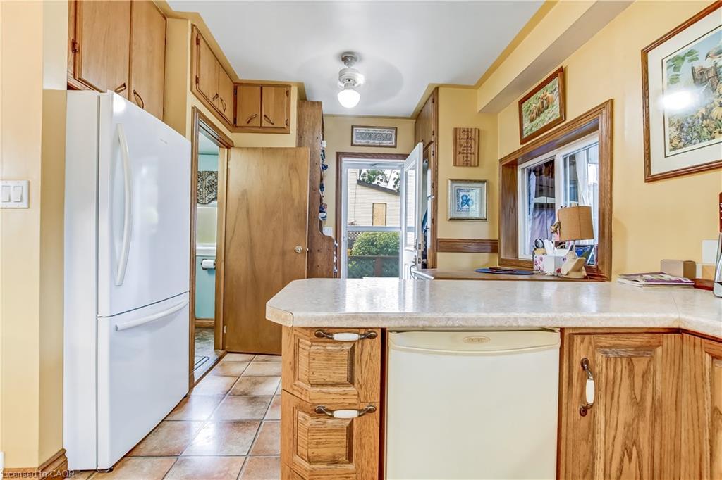 164 Head Street N Property Photo 10