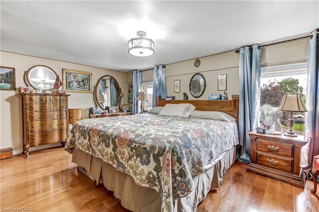 164 Head Street N Property Photo 12