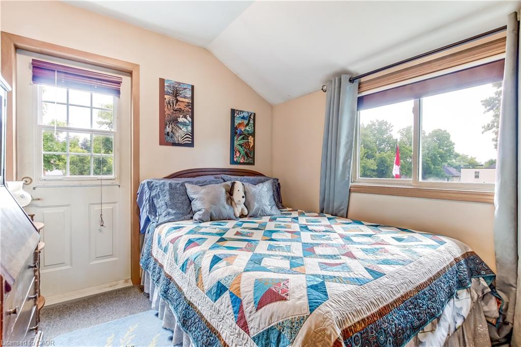164 Head Street N Property Photo 14