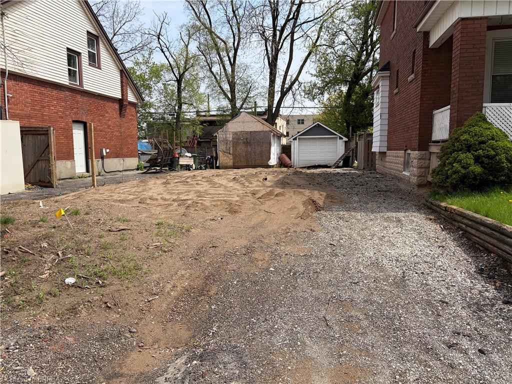 18 Tuxedo Avenue N