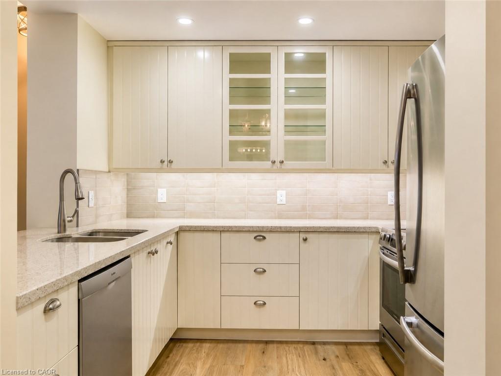 216-2511 Lakeshore Road W Property Photo 5