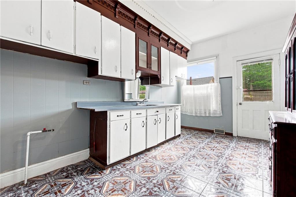 128 Hess Street N Property Photo 10