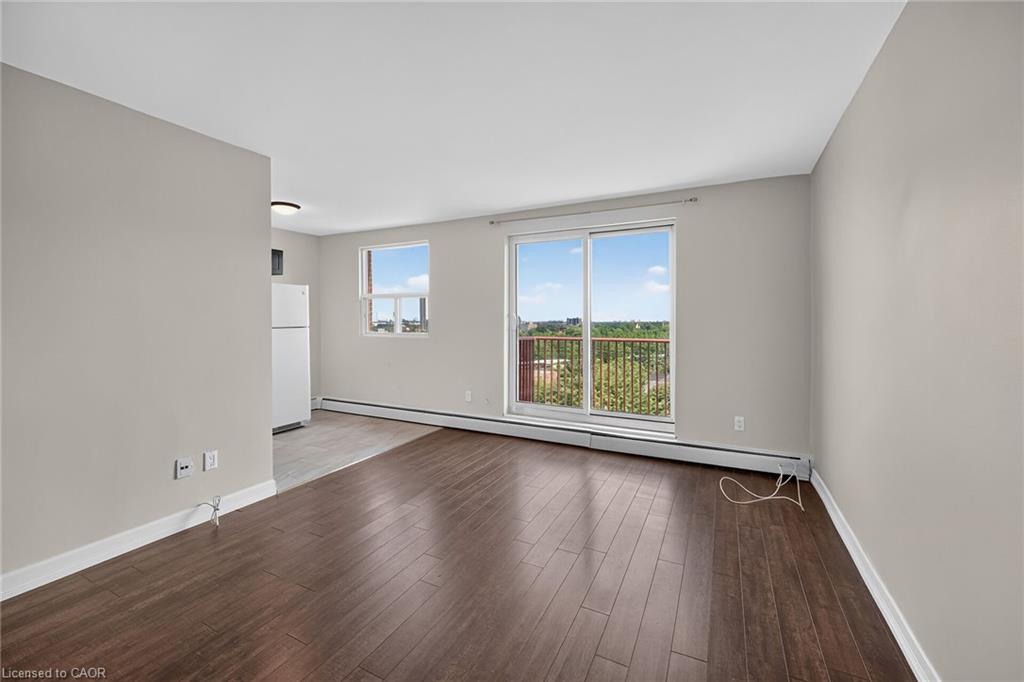 1004-141 Catharine Street S Property Photo 5