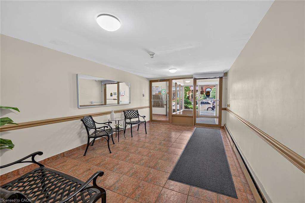 1004-141 Catharine Street S Property Photo 22