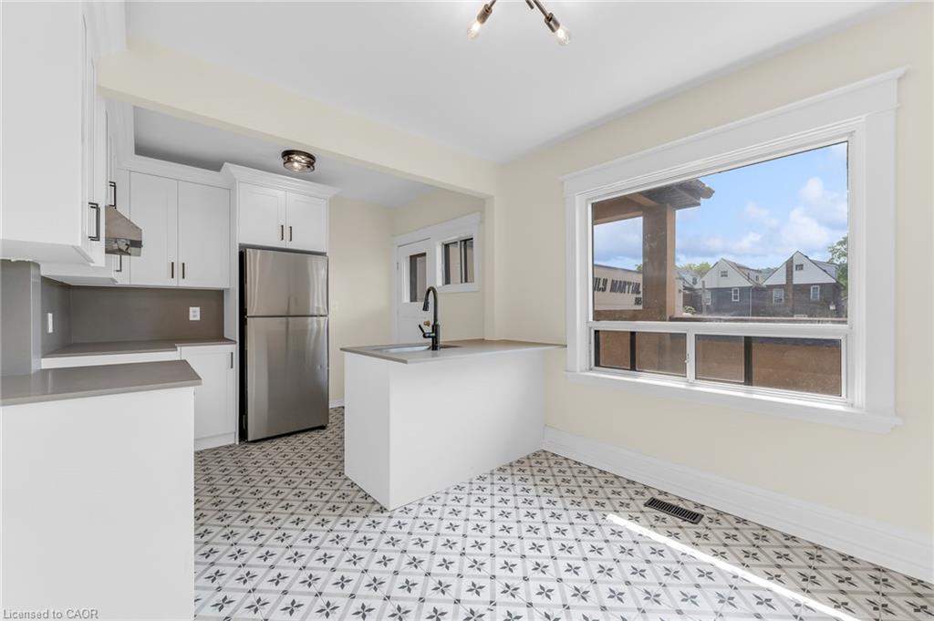 4-409 Charlton Avenue W Property Photo 5
