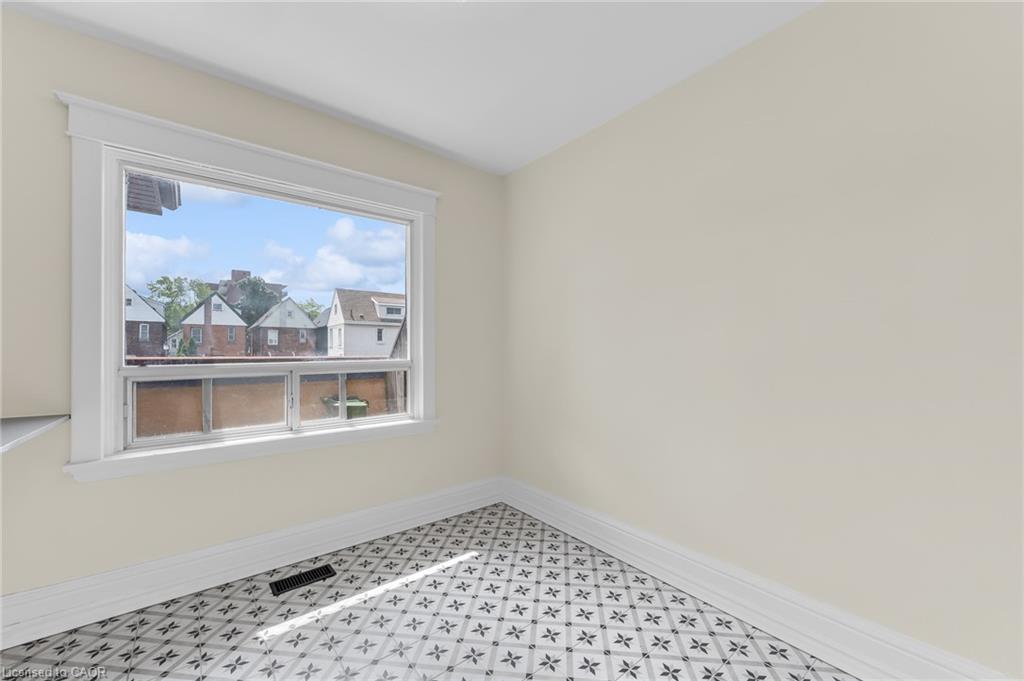 4-409 Charlton Avenue W Property Photo 6
