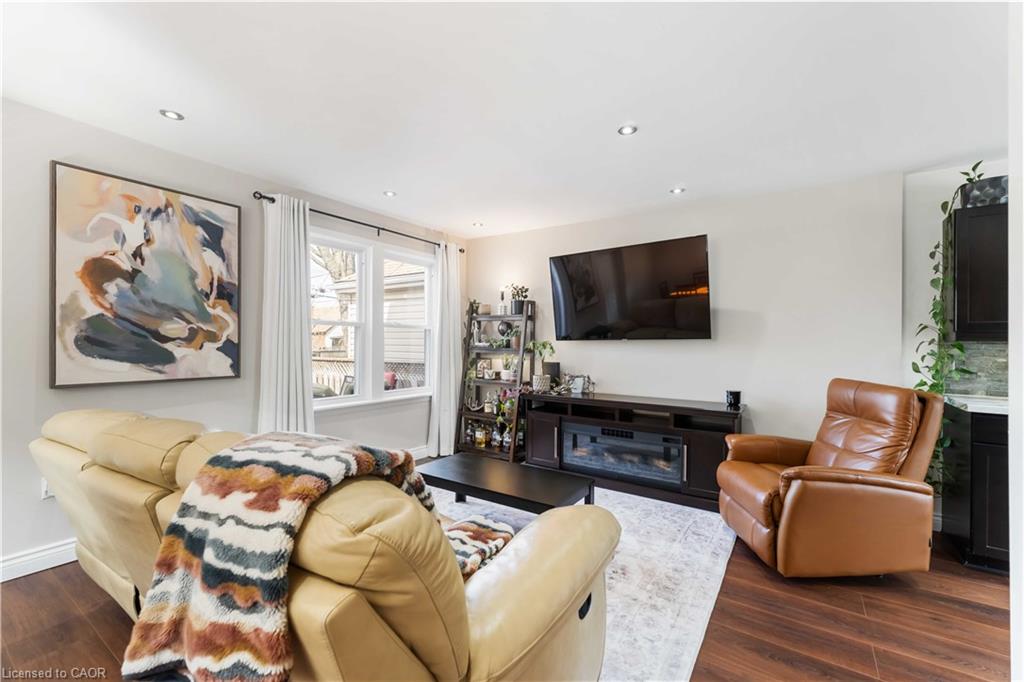 54 Weir Street S Property Photo 8