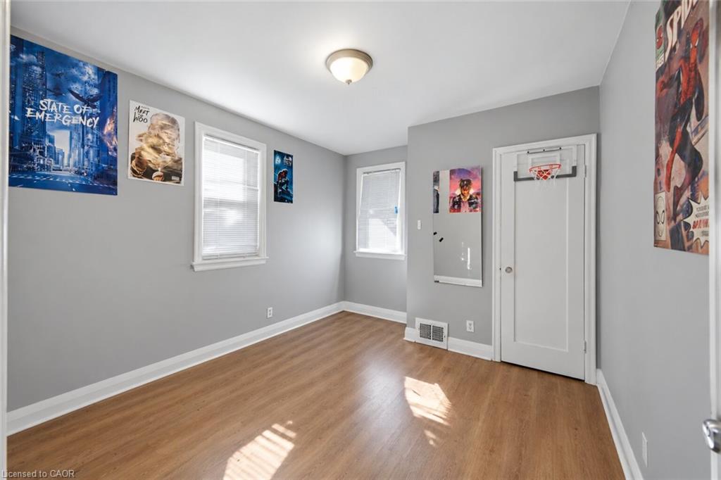 27 Hollywood Street S Property Photo 3