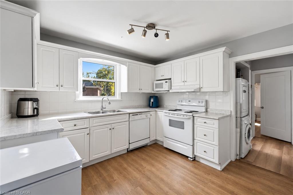 27 Hollywood Street S Property Photo 10