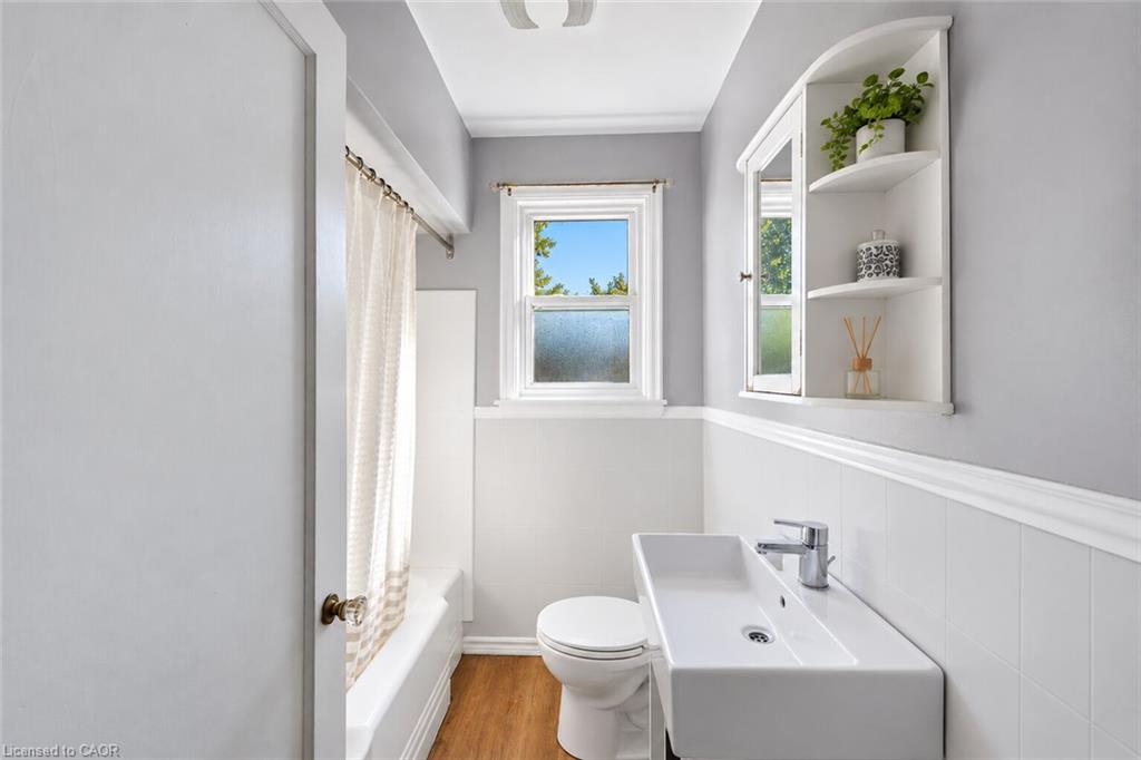 27 Hollywood Street S Property Photo 11