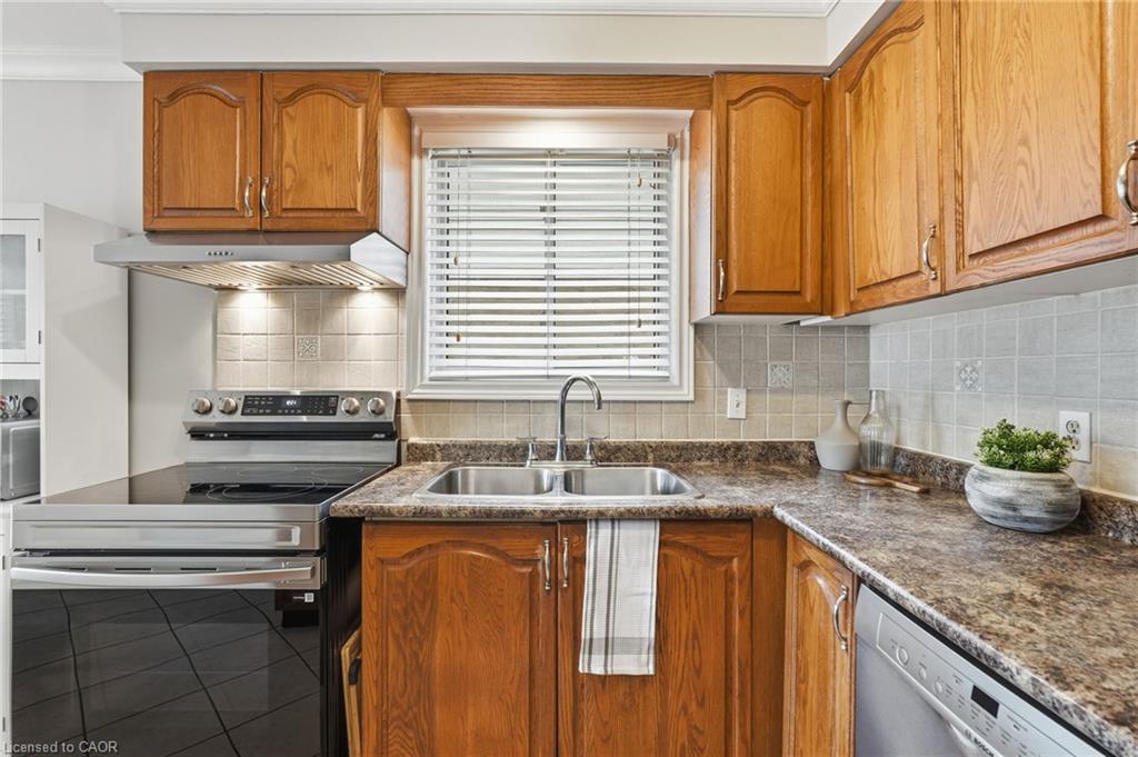 30 Twinoaks Crescent Property Photo 7