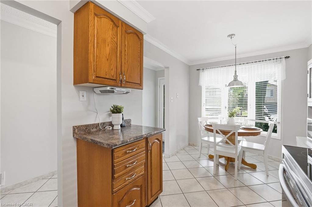 30 Twinoaks Crescent Property Photo 8
