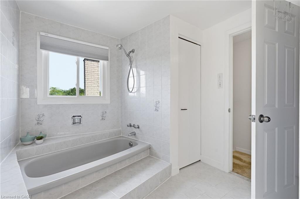 30 Twinoaks Crescent Property Photo 22