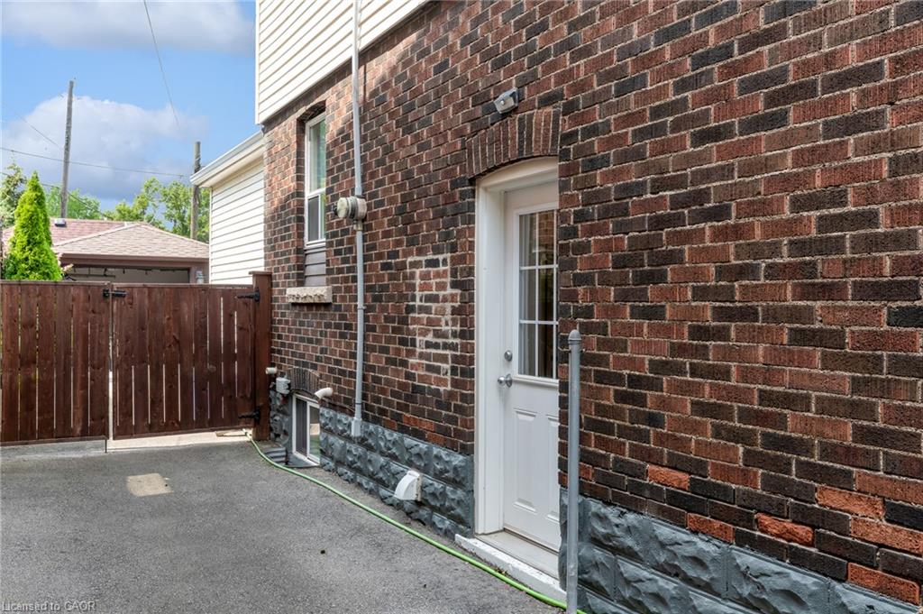 266 London Street S Property Photo 6