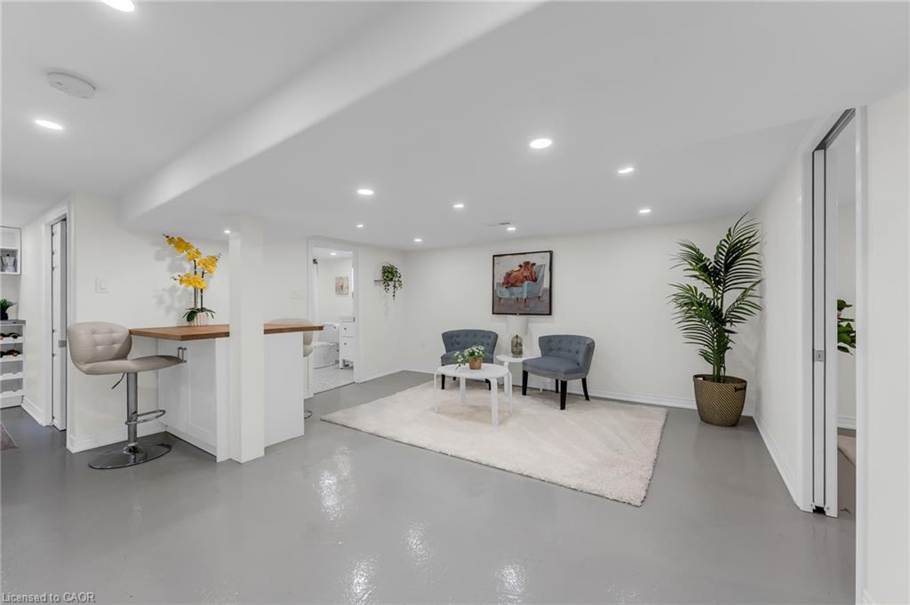 266 London Street S Property Photo 26