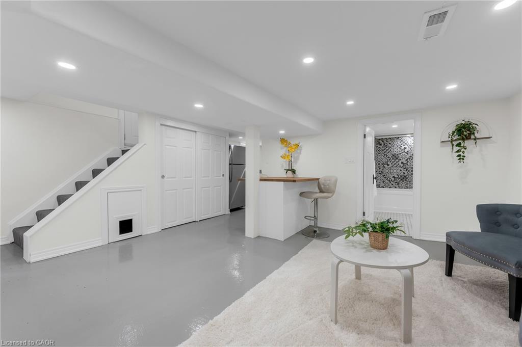 266 London Street S Property Photo 27
