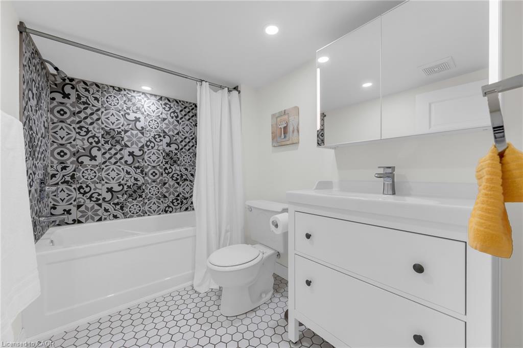 266 London Street S Property Photo 30