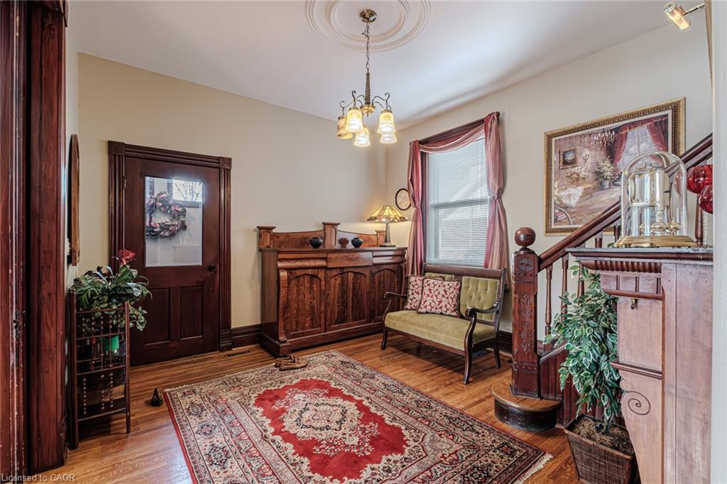 109 Talbot Street N Property Photo 4