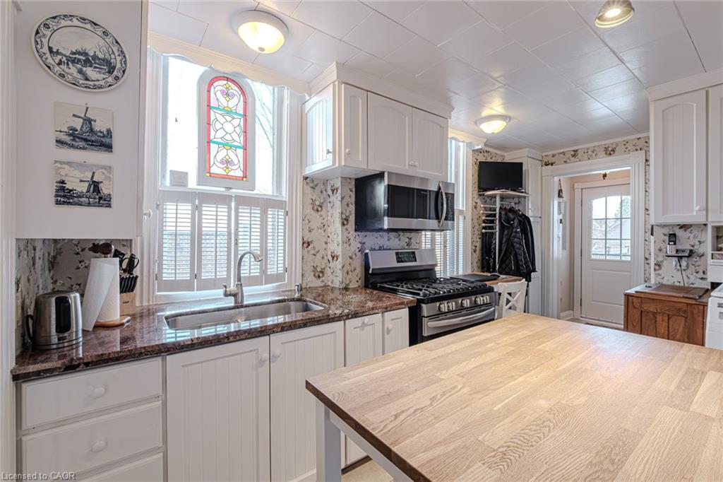 109 Talbot Street N Property Photo 16
